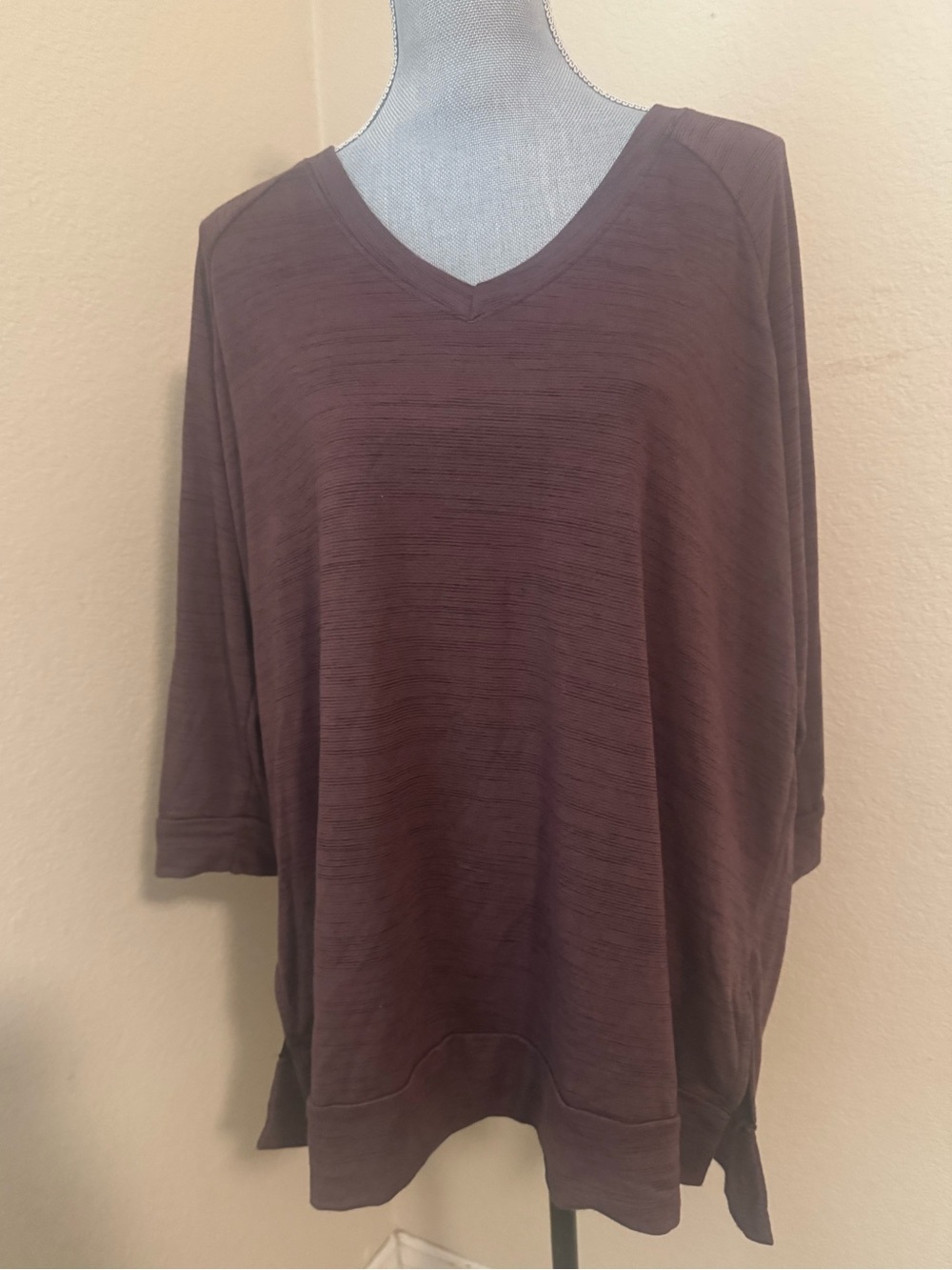 Women's V-Neck Relaxed Top in Plum
